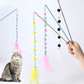Interaktives Katzenspielzeug mit Pompons und Federn – Spielangel für Katzen