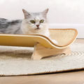 Ruhiges Katzenbett mit ergonomischer Kratzmatte