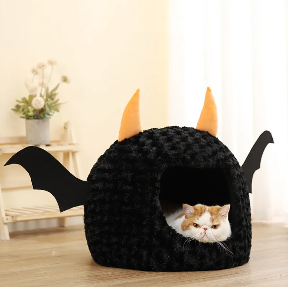 Katzenhöhle mit Flügeln und Hörnern – Weiches Kuschelbett für die Haustierentspannung